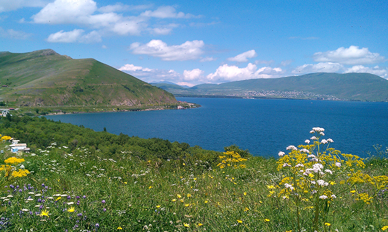 http://www.fjord.travel/sites/default/files/photos/armeniya/sevan/tours-to-Lake_Sevan.jpg